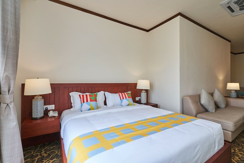 Фото Oyo Home 44077 The Platinum Hotel & Suites- King