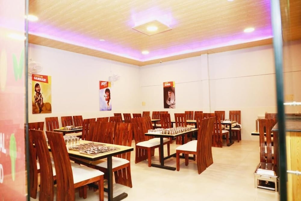 Фото Hotel Parth Residency