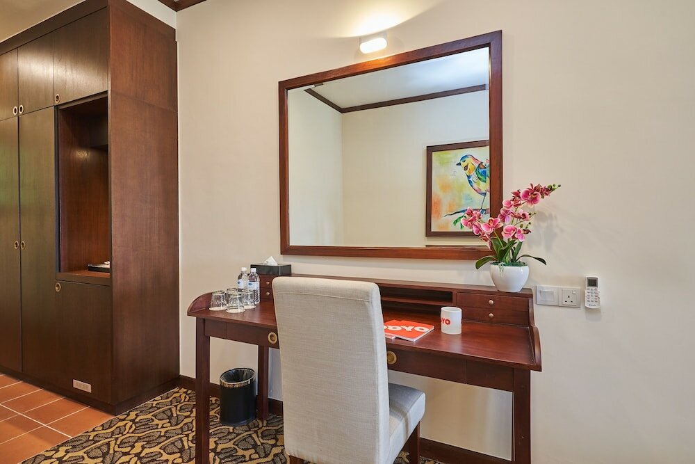 Фото Oyo Home 44077 The Platinum Hotel & Suites- King