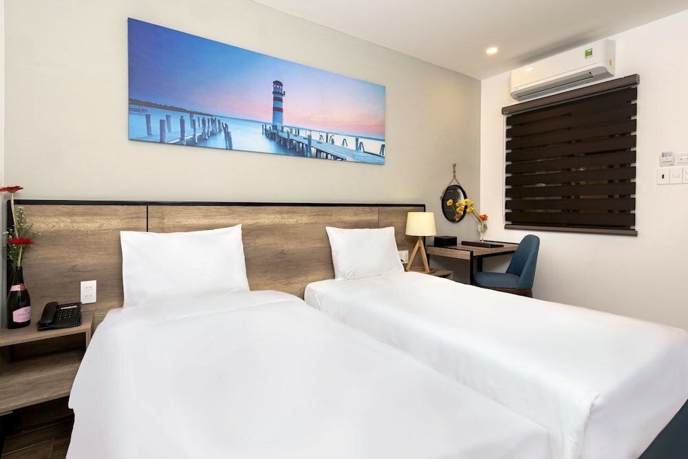 Фото Golden Lotus Central Hotel