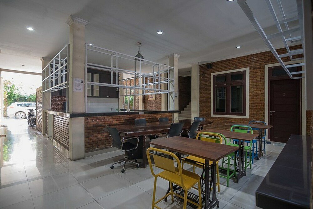 Фото RedDoorz Plus near Cambridge City Square 2