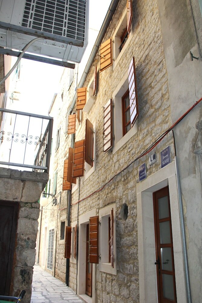 Фото Old Theatre Rooms and Apartments