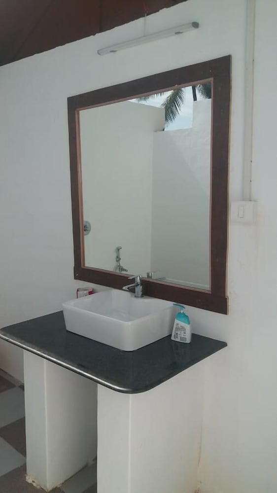 Фото Madhu Beach Huts