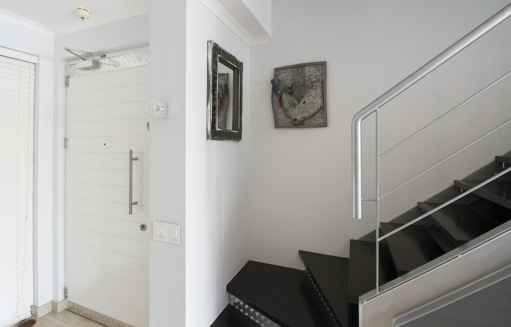 Фото Trendy 1-br City Center Apt