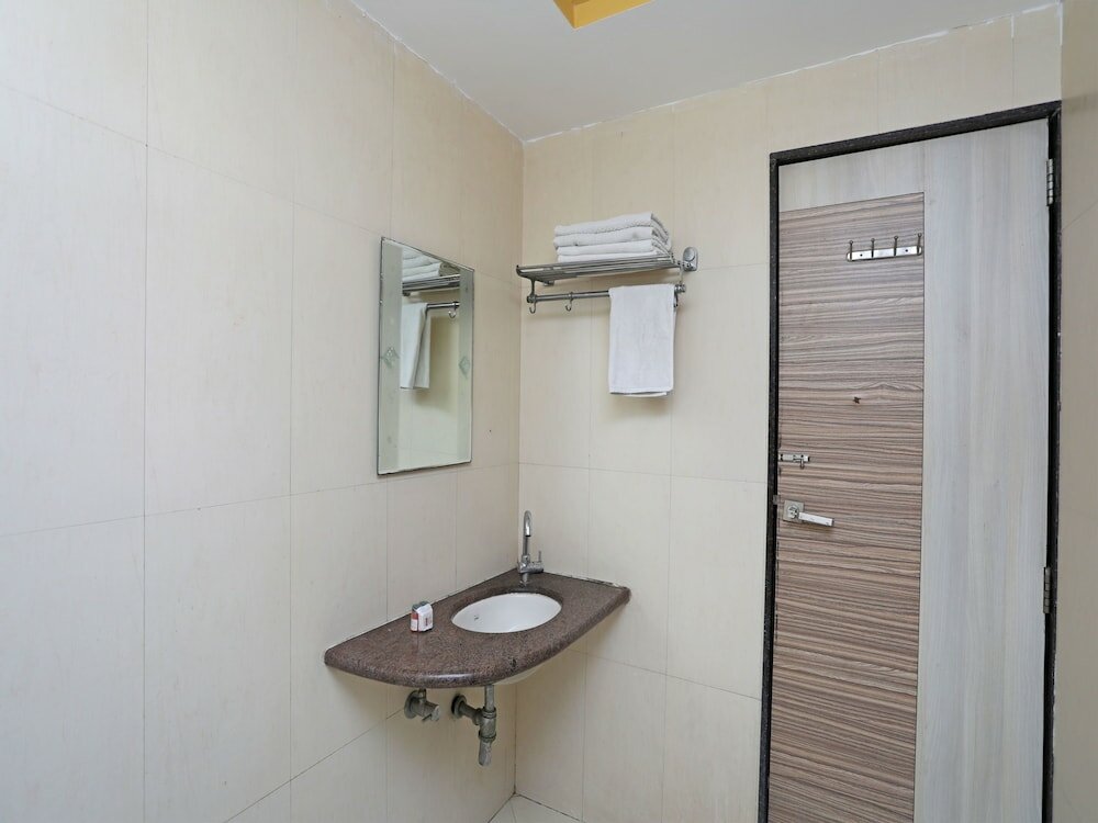 Фото Oyo 6401 The Neelam Executive