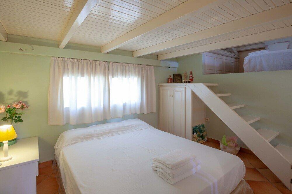 Фото Beautiful mini eco farmhouse