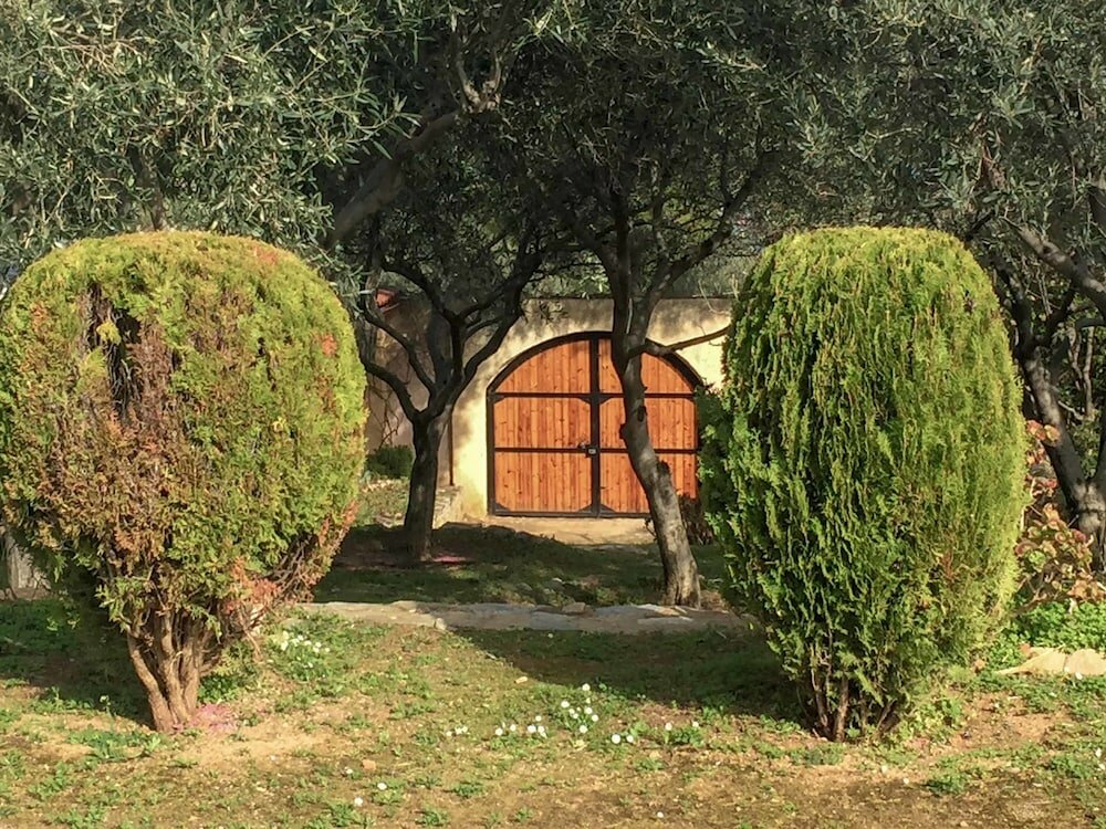 Фото Beautiful mini eco farmhouse