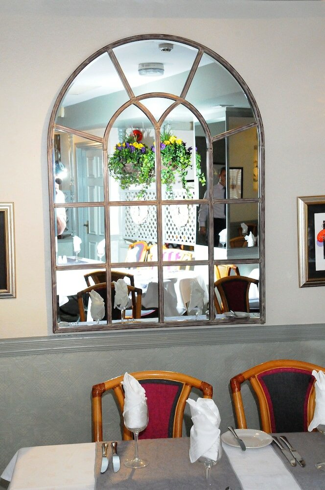 Фото The Dolphin Hotel