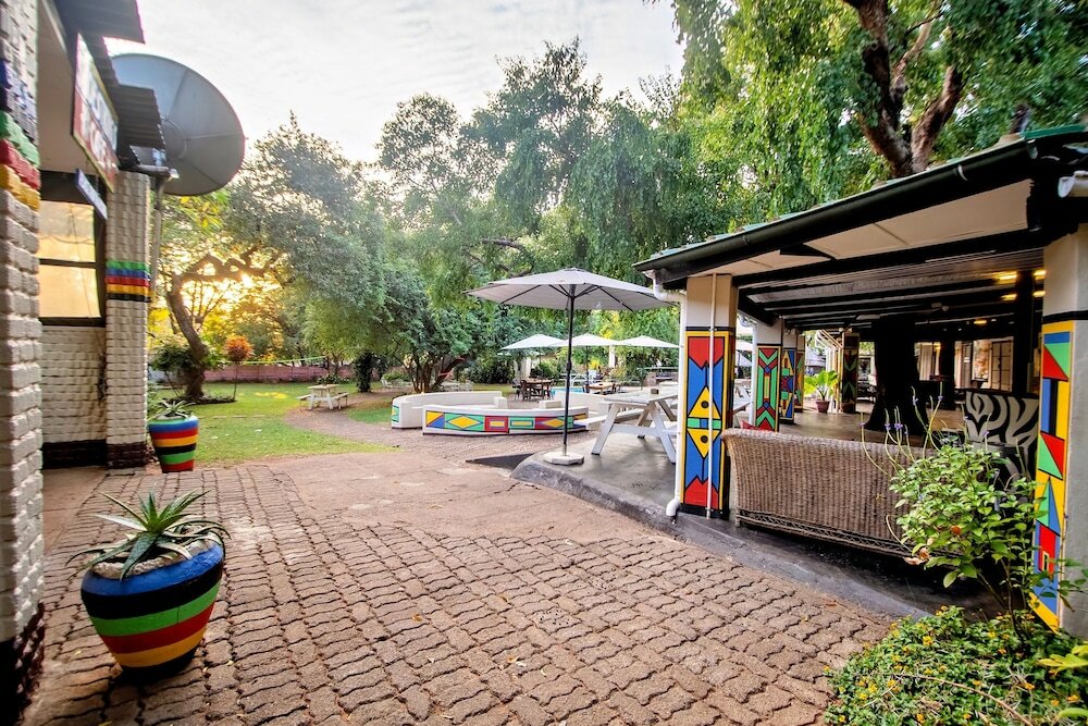 Фото Shoestrings Backpackers & Bar