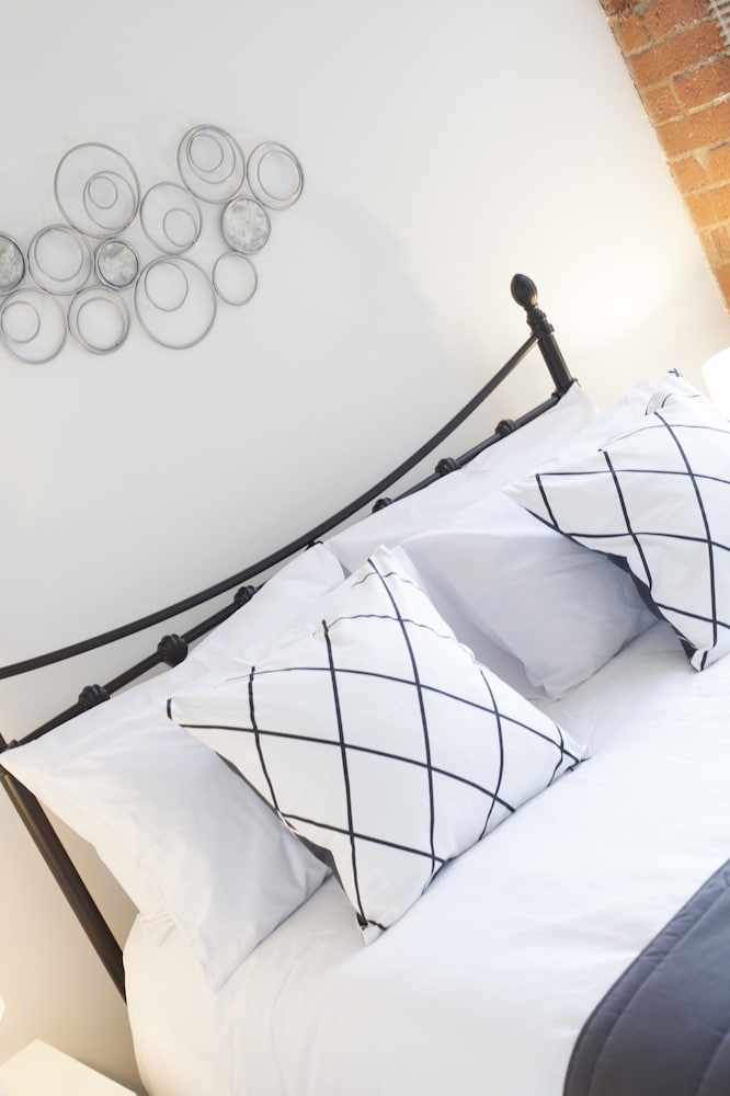 Фото Raleigh Square Apartments