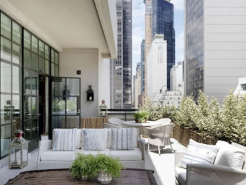 Фото The Whitby Hotel