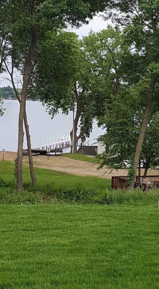 Фото Okoboji Commons Hotel