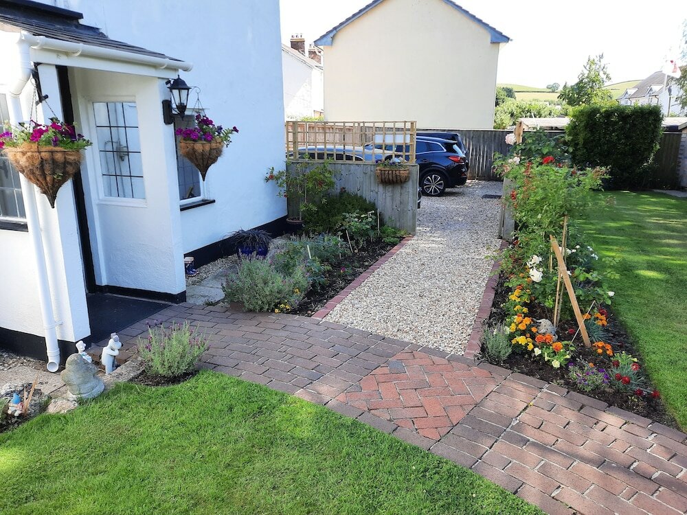 Фото The White Cottage B&b