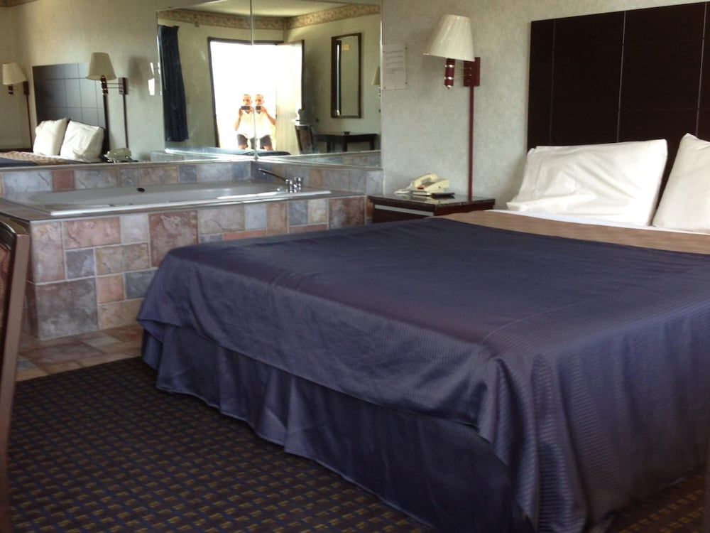 Фото Del Amo Inn