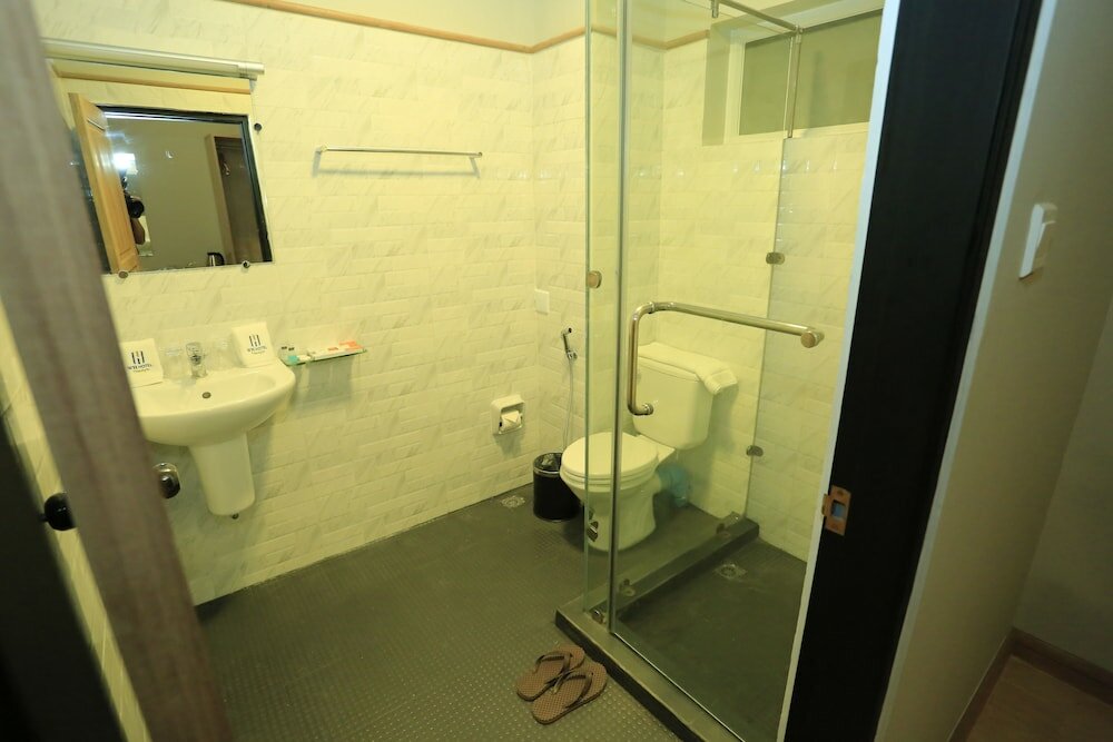 Фото Wh Hotel Thanlyin