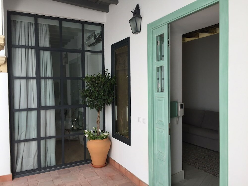 Фото Apartamentos Los Patios de la Judería