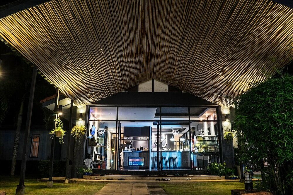 Фото Monkey Dive Yolo Bungalow