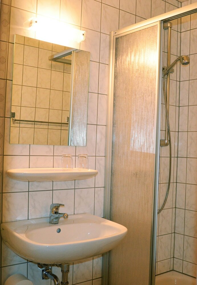 Фото Hotel Restaurant Zur Hallenburg