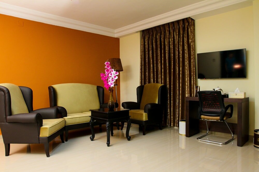 Фото Queen Plaza Hotel