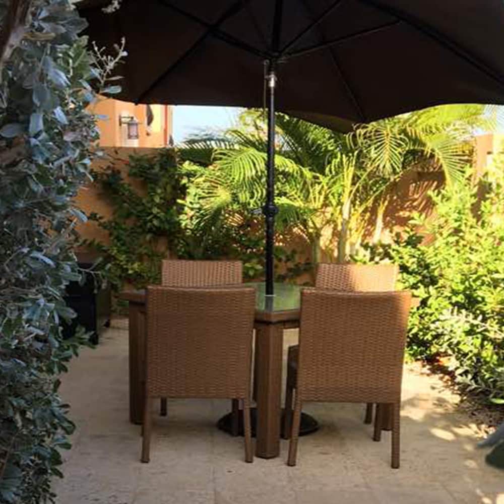 Фото Gold Coast Luxurious and Stylish Condo