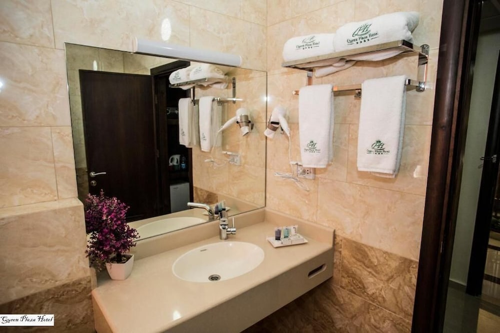 Фото Queen Plaza Hotel