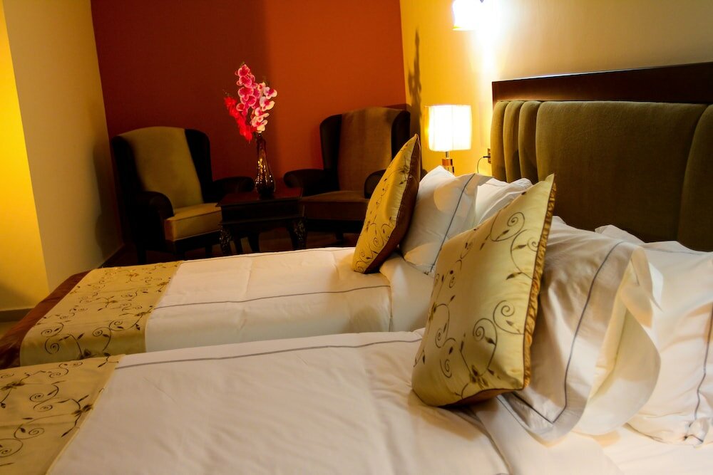 Фото Queen Plaza Hotel