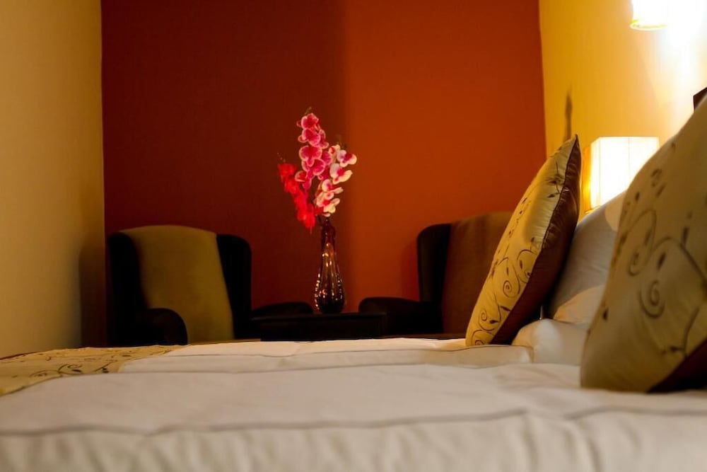 Фото Queen Plaza Hotel