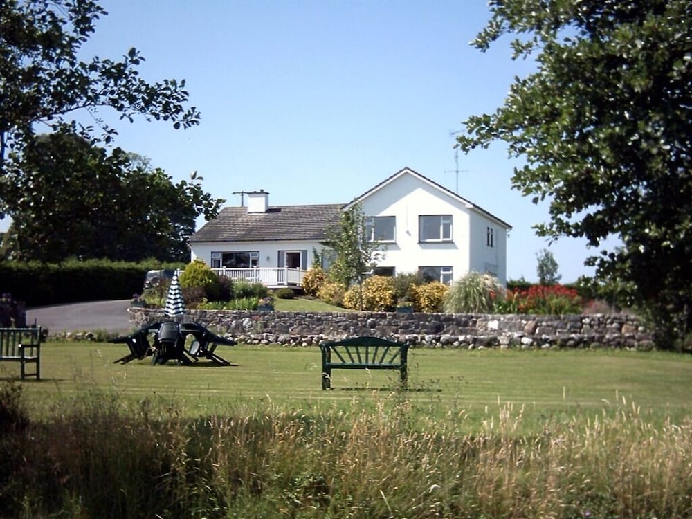 Фото The Waterfront House Country Home