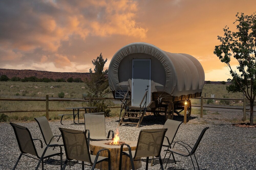 Фото Broken Spur Inn & Steakhouse