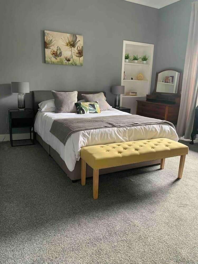 Short-term housing rental Beautiful 2-bed Study or Visit Flat, Dundee, photo