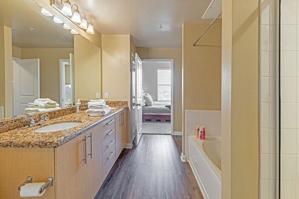 Фото Executive Suite With Pool & Gym