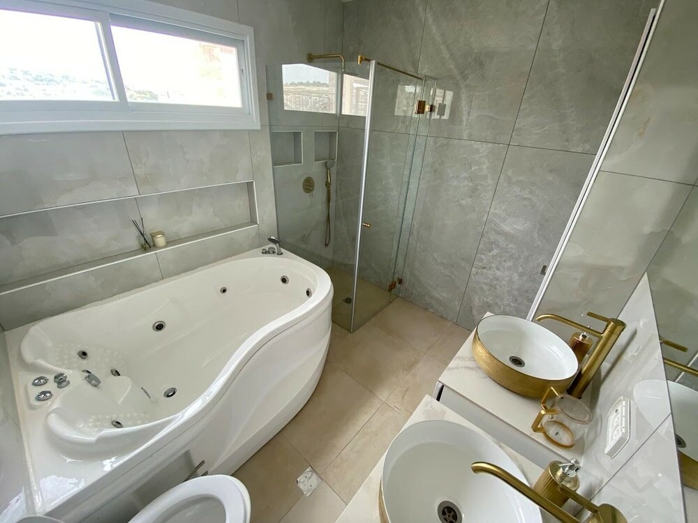 Фото Chateau Gabriel 6 Br Villa w Heated Pool