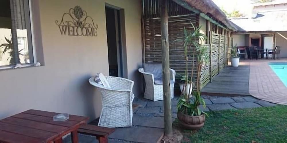 Фото At Eezzze Riversway Self Catering