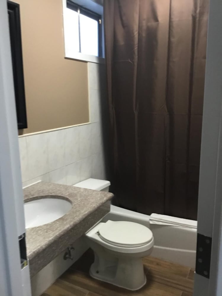 Фото Americas Best Value Inn Avenel Woodbridge