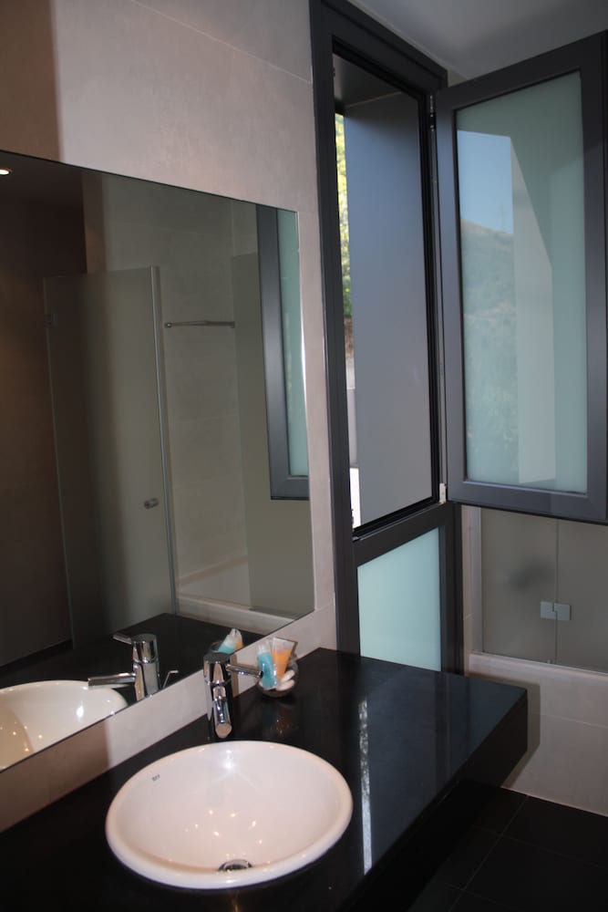 Фото Hostal Tres Campanas