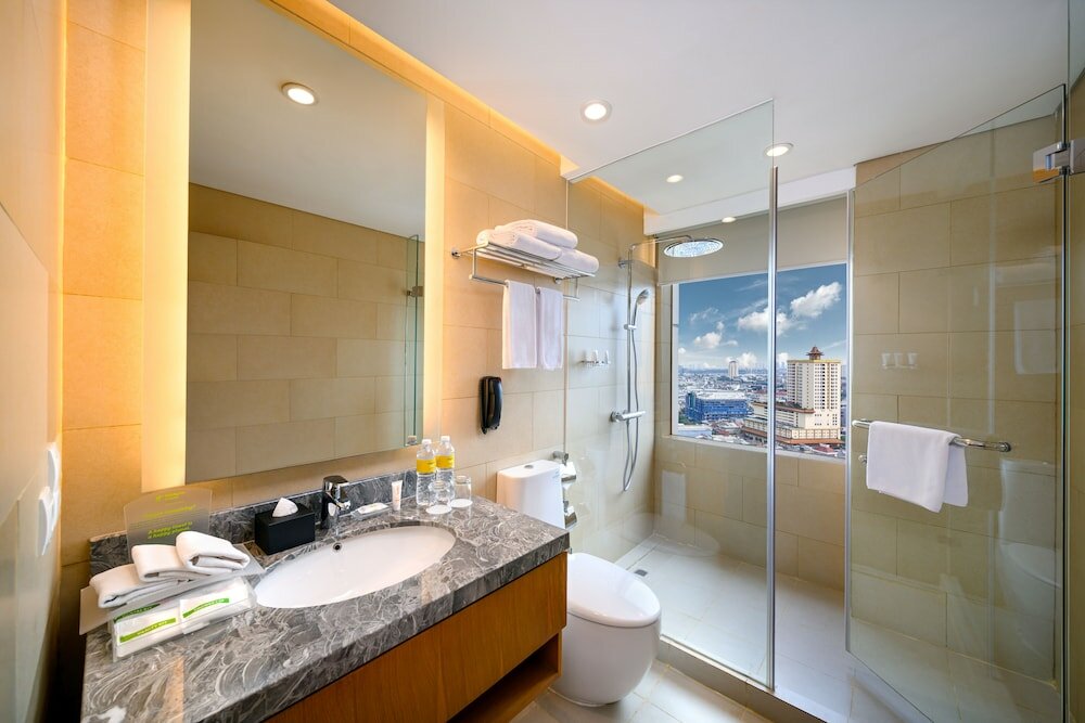 Фото Holiday Inn & Suites Jakarta Gajah Mada, an Ihg Hotel