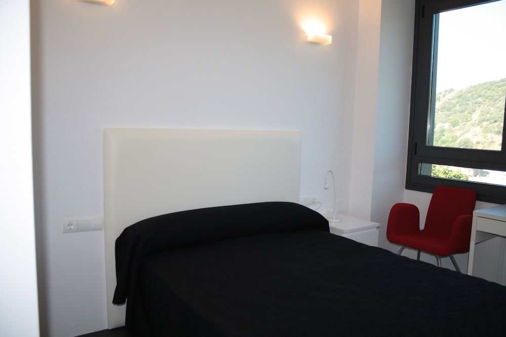 Фото Hostal Tres Campanas