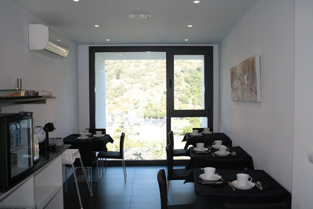 Фото Hostal Tres Campanas