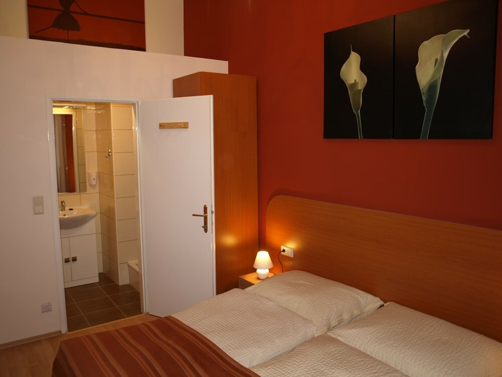 Фото Pension Liechtenstein Apartments II