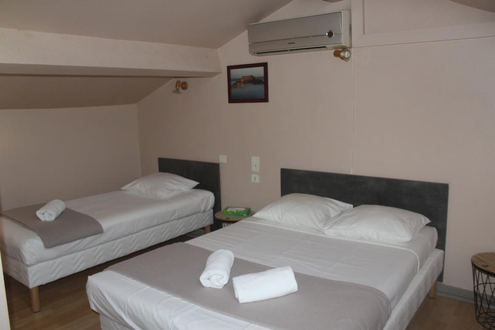 Фото Hôtel Le Rochegude