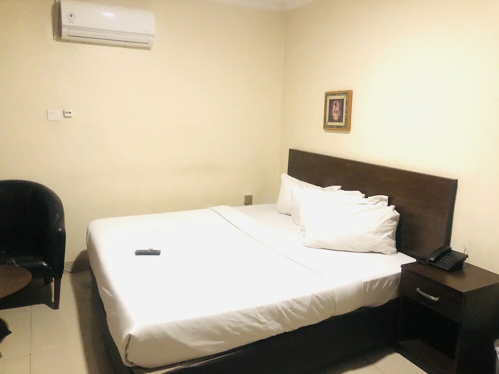 Фото Mayors & Diplomat Suites Opebi