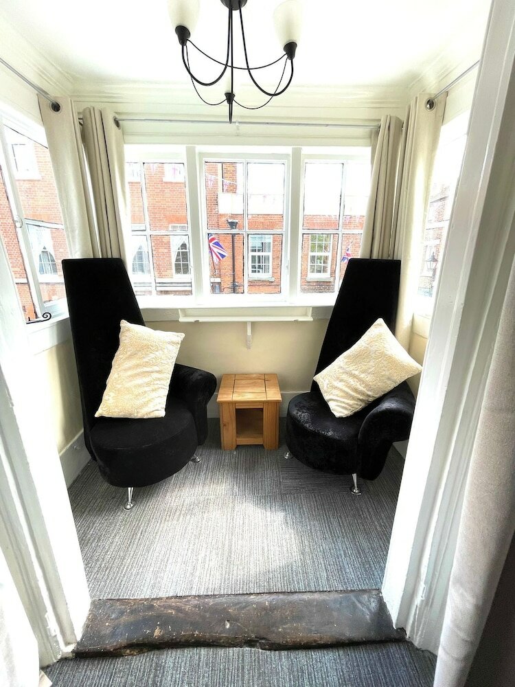 Фото The Crown And Cushion