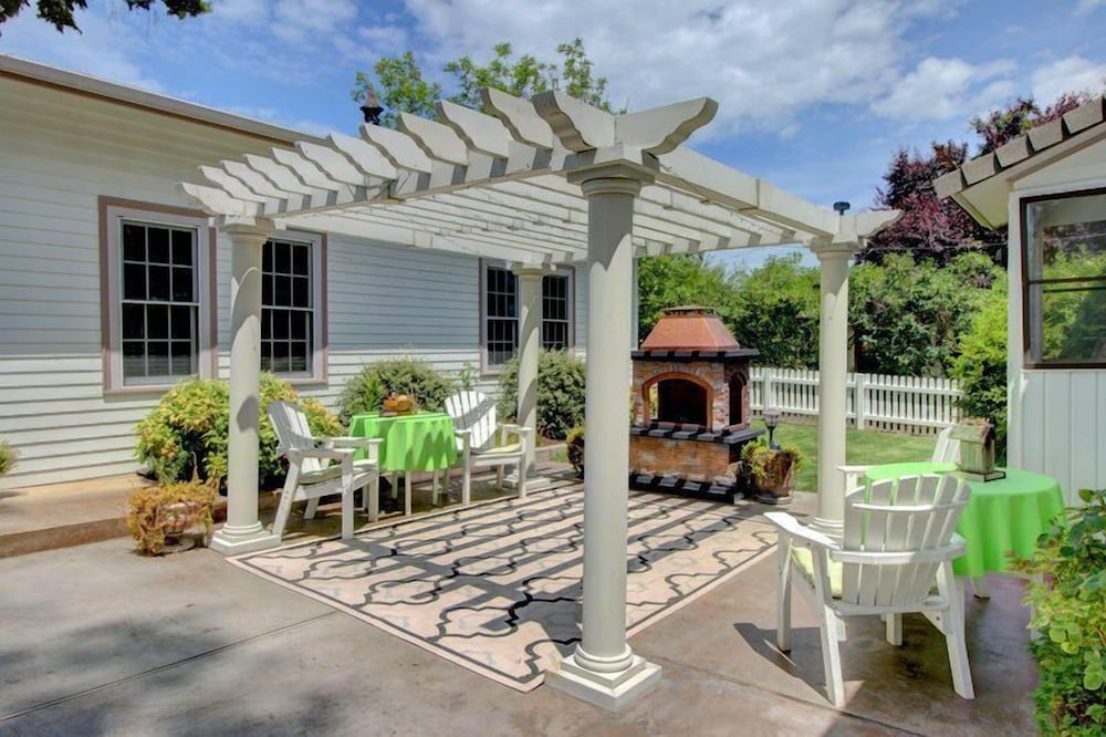 Фото Bybee's Historic Inn