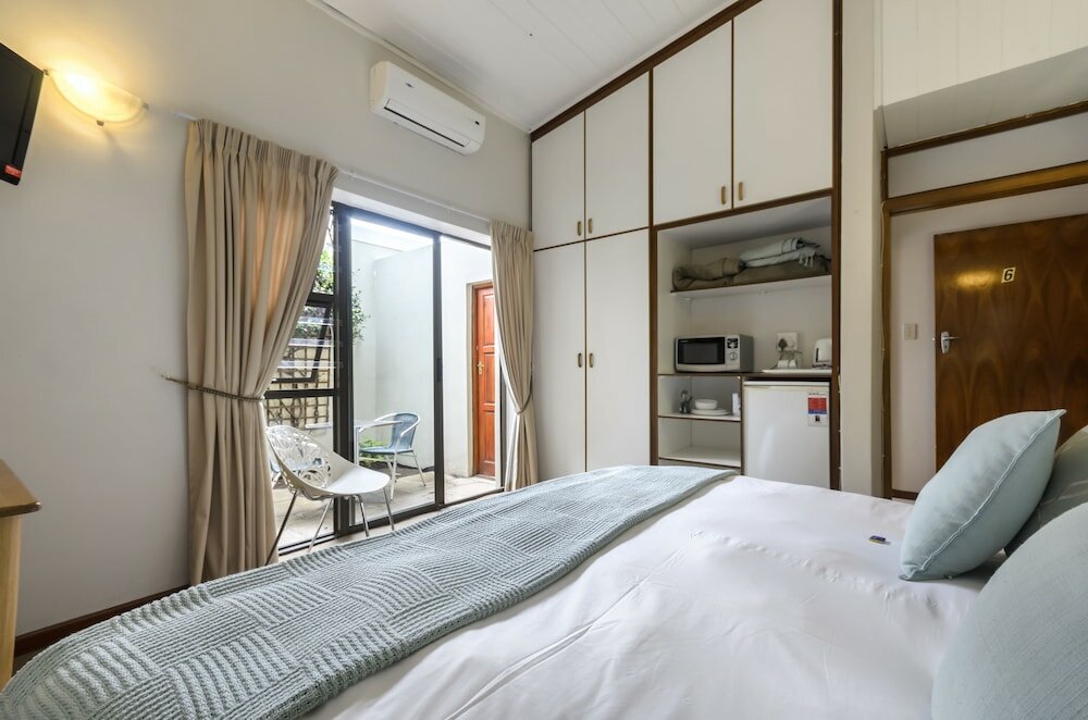 Фото Admiral's Lodge Guest House B & B