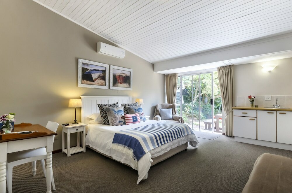 Фото Admiral's Lodge Guest House B & B