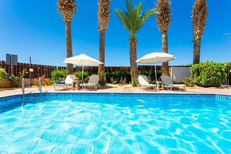 Гостиница Queens Paradise 1 in Peyia