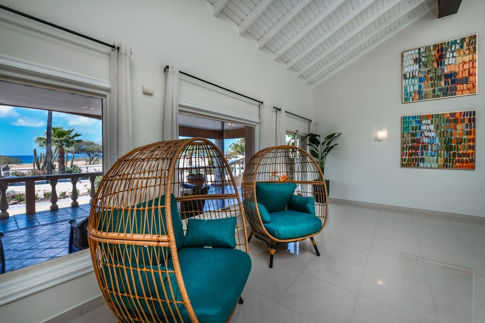 Фото Massive Oceanfront Villa - SPA - Sauna - Gameroom - Malmok!