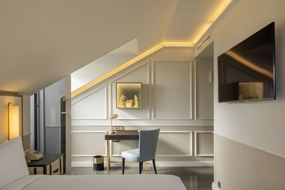 Фото The Emerald House Lisbon Curio Collection by Hilton