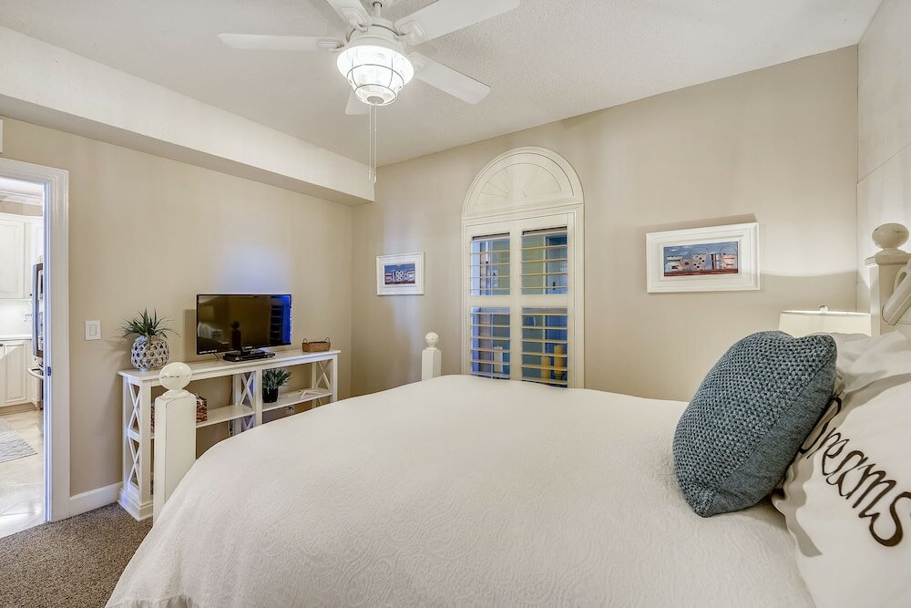 Фото Tropic Winds by Book That Condo