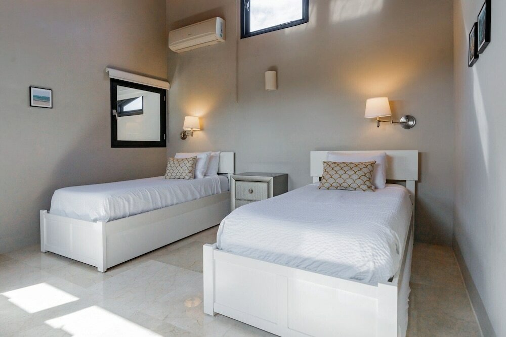 Фото Stunning Villa With Infinity Pool & Outdoor Kitchen! Across From Marriott!